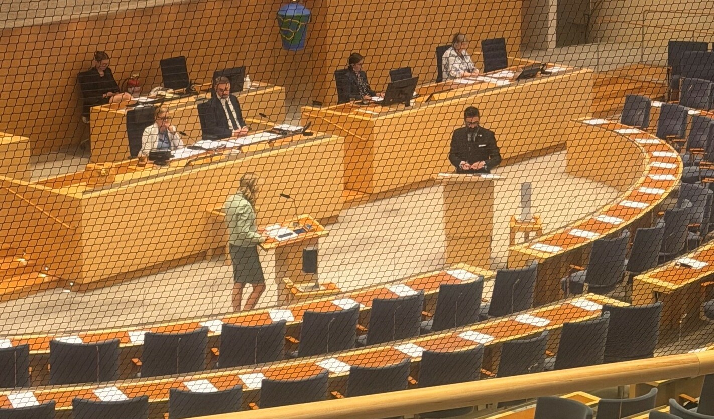 Betaltider debatterades i riksdagen – regeringen lovar återkomma efter höstens utvärdering